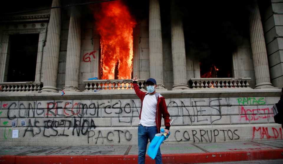Guatemala: El Congreso arde en la última revuelta latinoamericana