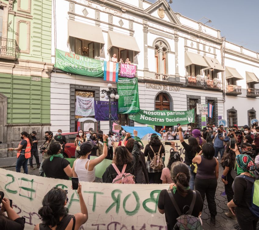 Toma feminista del Congreso en Puebla ¡Por la libre decisión sobre nuestras vidas!