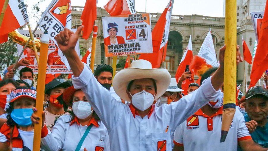 Segunda vuelta en Perú: La hija del ex dictador Fujimori contra la izquierda de Castillo