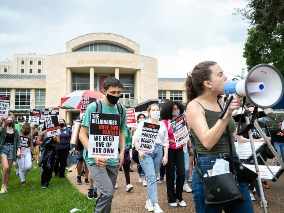 Estudiantes de la Universidad de Houston se marchan contra la prohibición del aborto en Texas: ¡Todo para defender los derechos reproductivos!