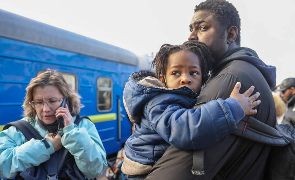 Racismo contra los refugiados negros y morenos que huyen de Ucrania