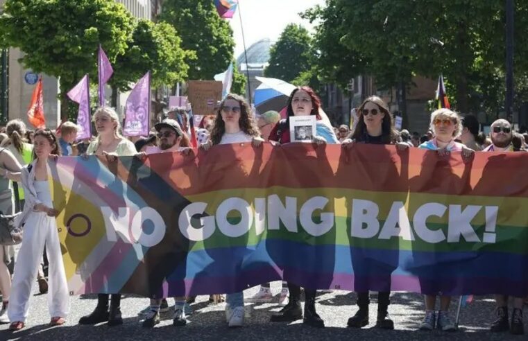Irlanda: Tres mil personas marchan para exigir los derechos de las personas trans en Belfast